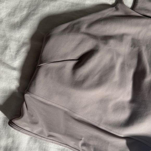 🆕🤍 Lululemon Nulu High-Neck Mesh-Hem Tank - Muave Grey - Picture 5 of 9